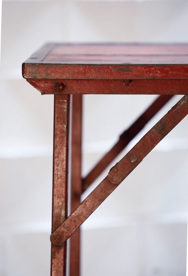 mesa-expositor-vintage-madera metal-lavictoriana