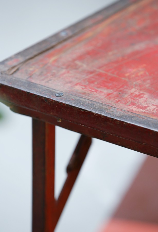 mesa-expositor-vintage-madera metal-lavictoriana