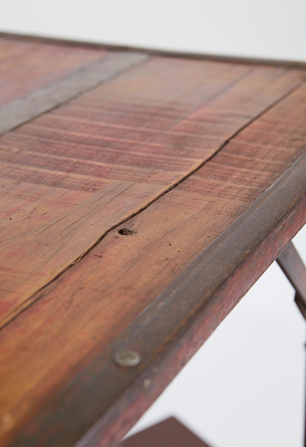 Mesa expositor detalle madera