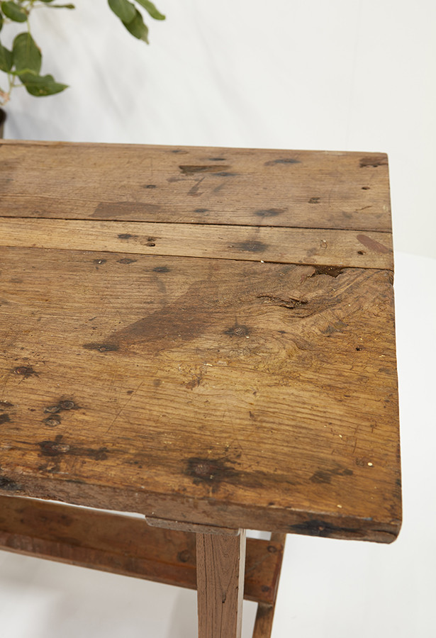 Mesa de tocinera castaño detalle madera