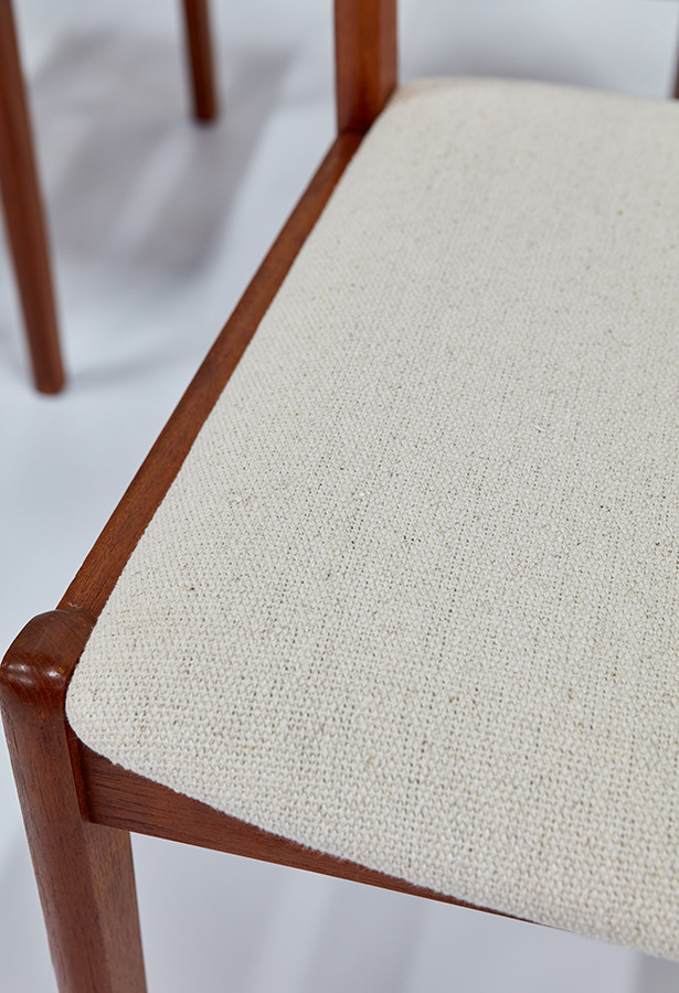 Conjunto de sillas roble detalle tapizado chenilla