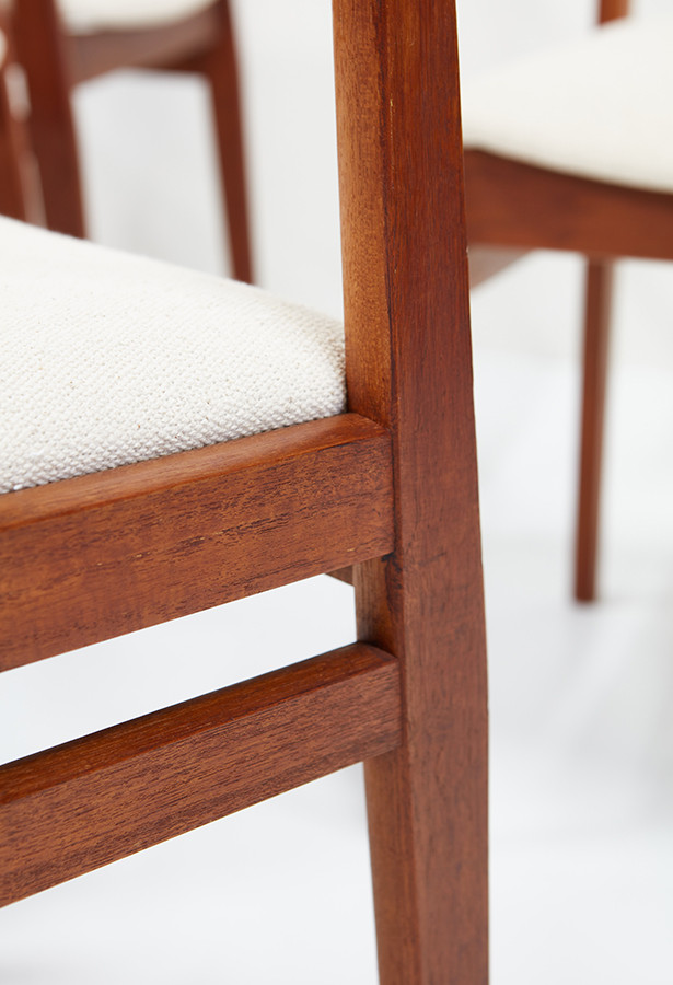 Conjunto de sillas roble detalle madera perfil